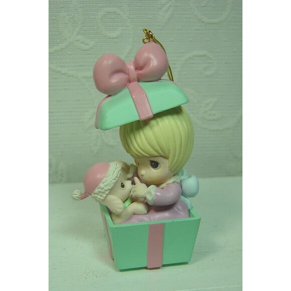 1995 ENESCO PRECIOUS MOMENTS ORNAMENT-GIRL & PUPPY IN GIFT BOX-PLASTIC - Picture 2 of 4